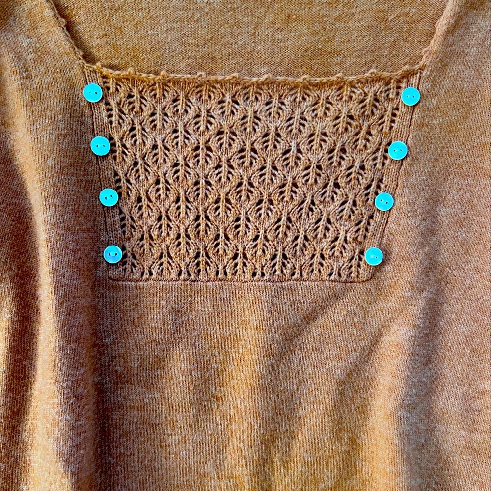 Beautiful sweater - Picture 2 of 3